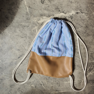 Turnbeutel Edelweiss blau, Leder braun